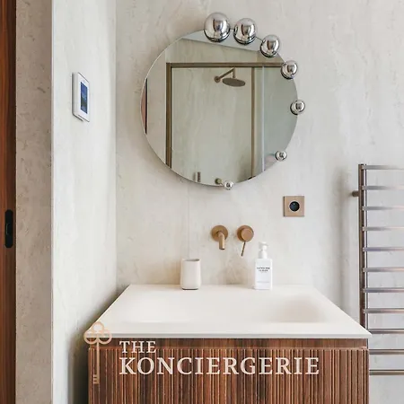 Luxury In Saint-germain, Bon Marche, With Ac Appartement Parijs
